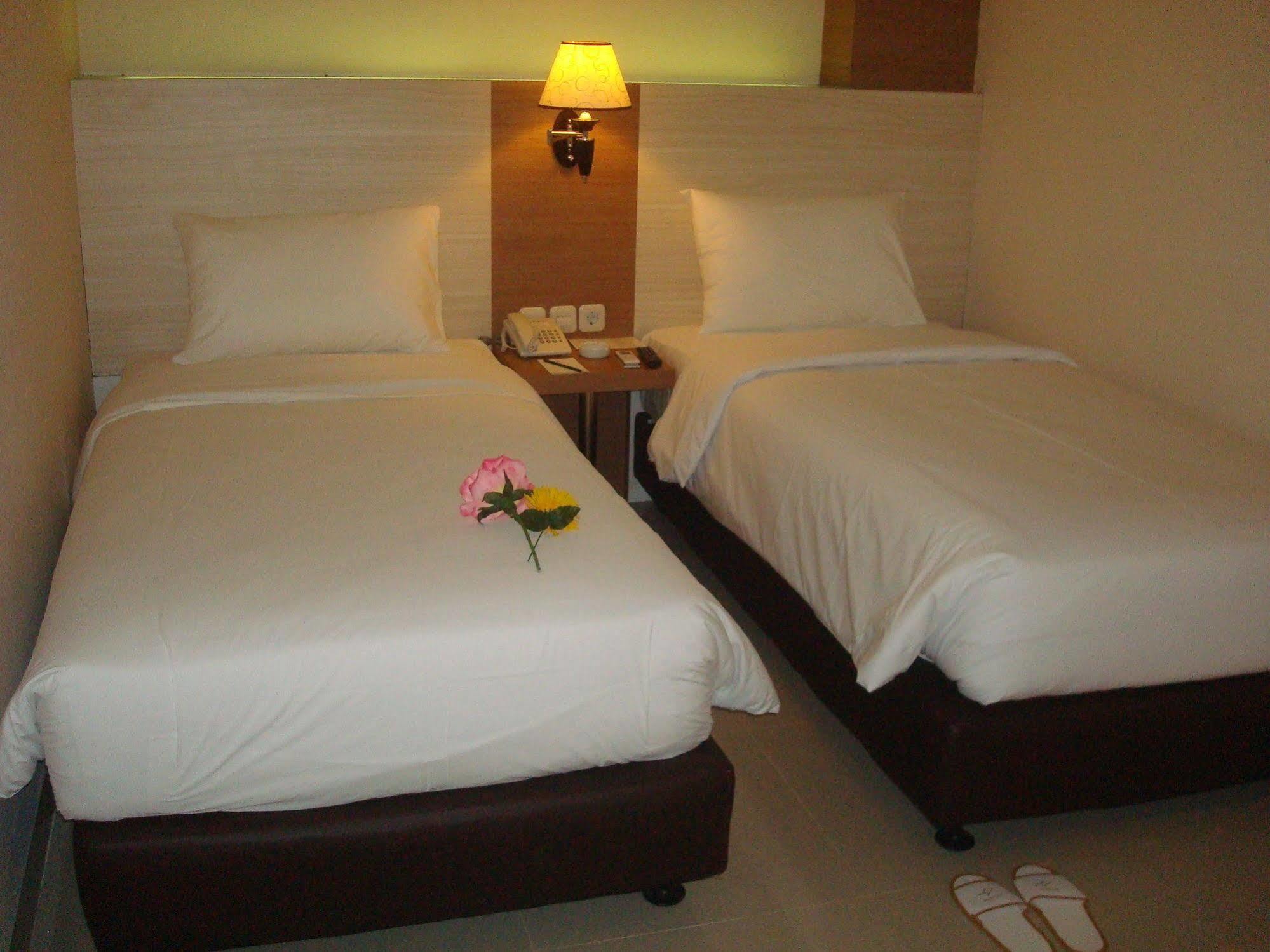 Winstar Hotel Pekanbaru Exterior photo