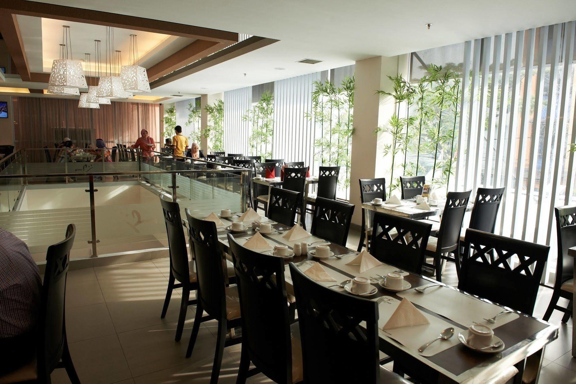 Winstar Hotel Pekanbaru Exterior photo